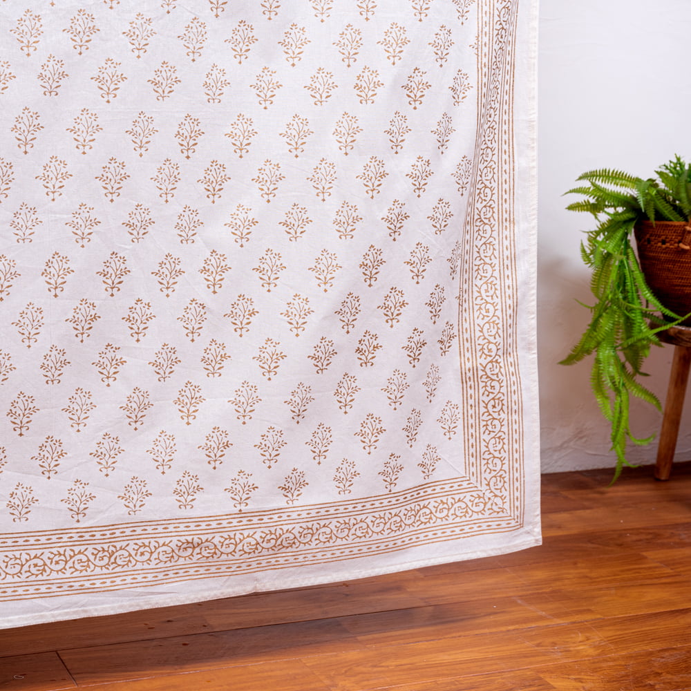 ジャイプル職人手作り　白生地×ゴールドプリントのボタニカルデザイン　インド伝統の木版染め更紗マルチクロス〔225cm×155cm〕ベッドカバーやソファーカバー　パーテーションなどへ1枚目の説明写真です