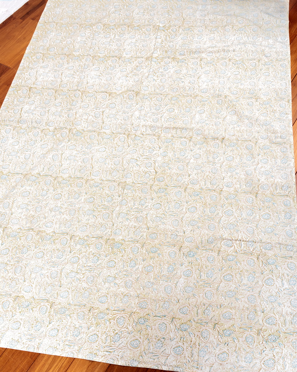 ジャイプル　職人手作り　インド伝統の木版染め更紗マルチクロス〔約220cm×約152cm〕美しい色彩　ボタニカル　テーブルクロス　ベッドカバー　ソファーカバー　パーテーションなどへ1枚目の説明写真です