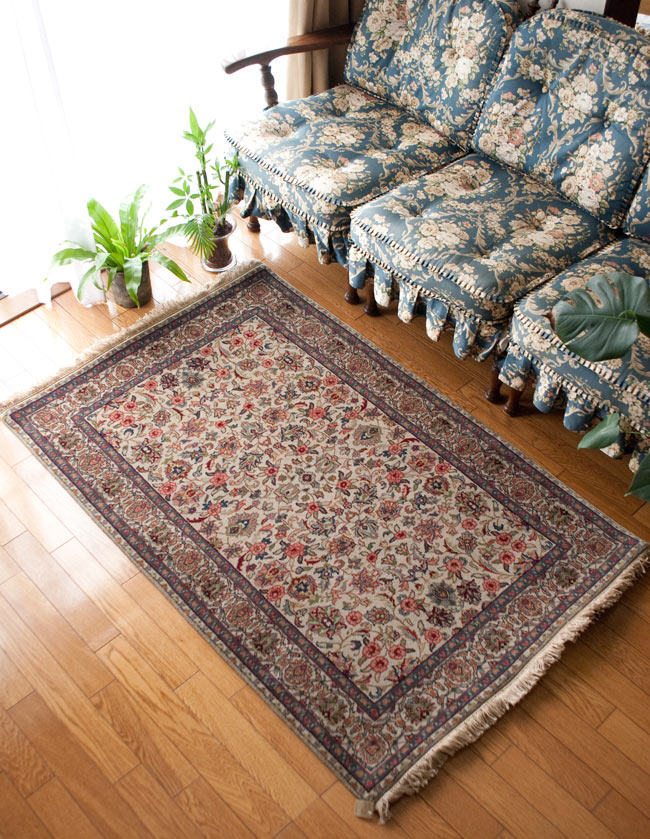 手織りのインド絨毯【約148cm x 約95cm】1枚目の説明写真です