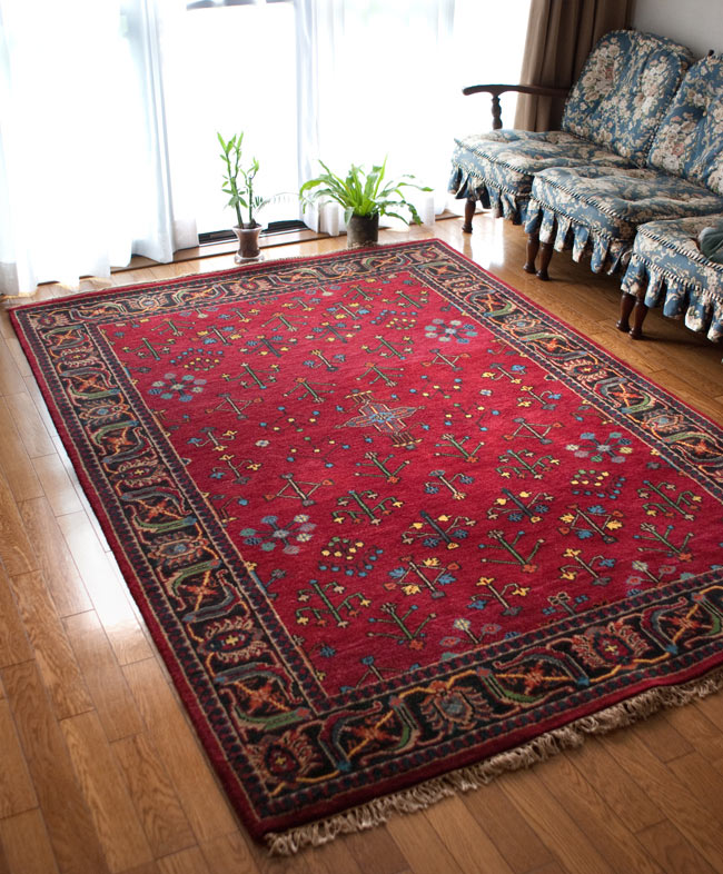 手織りのインド絨毯-特大【約240cm x 約166cm】1枚目の説明写真です