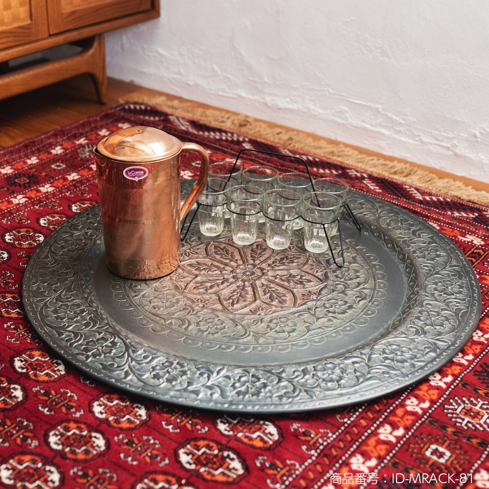 金属工芸品の街、モラダバードから 花模様の手彫りアルミ製 モロカントレイ〔約68cm〕8枚目の説明写真です
