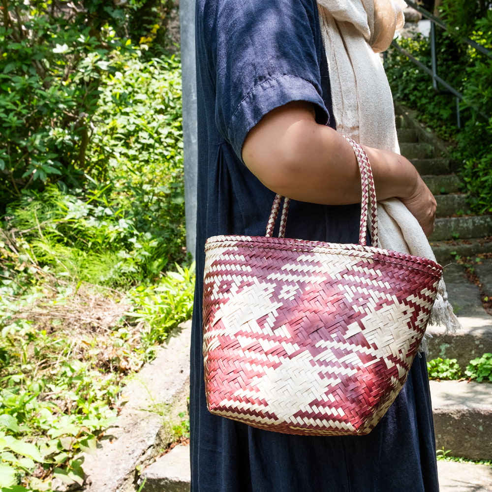 天然素材が優しい パンダンリーフのスクエアバッグ3枚目の説明写真です