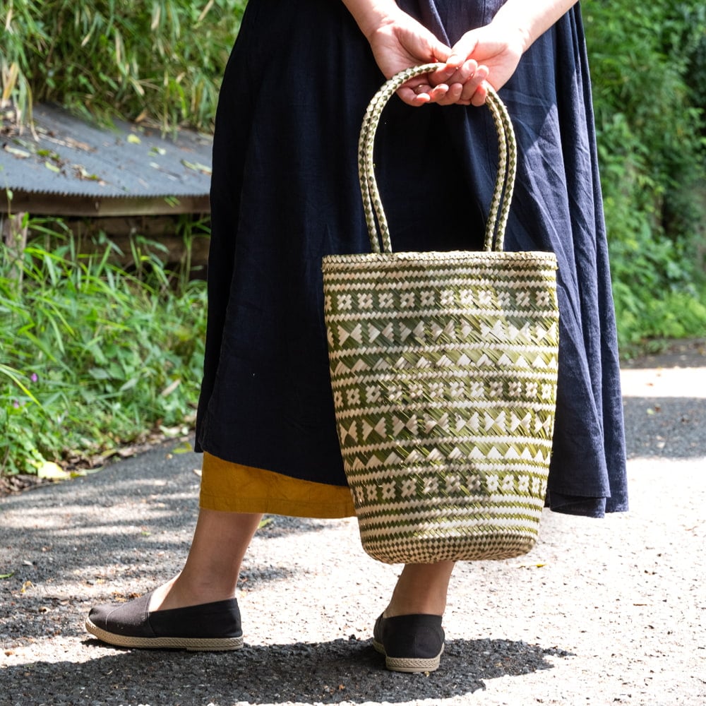 天然素材が優しい パンダンリーフトートバッグ2枚目の説明写真です