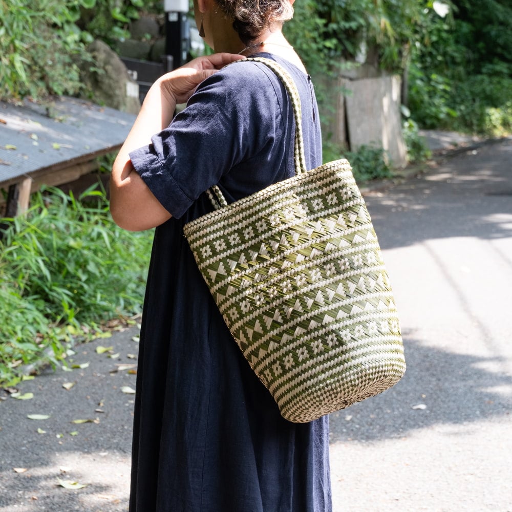 天然素材が優しい パンダンリーフトートバッグ3枚目の説明写真です