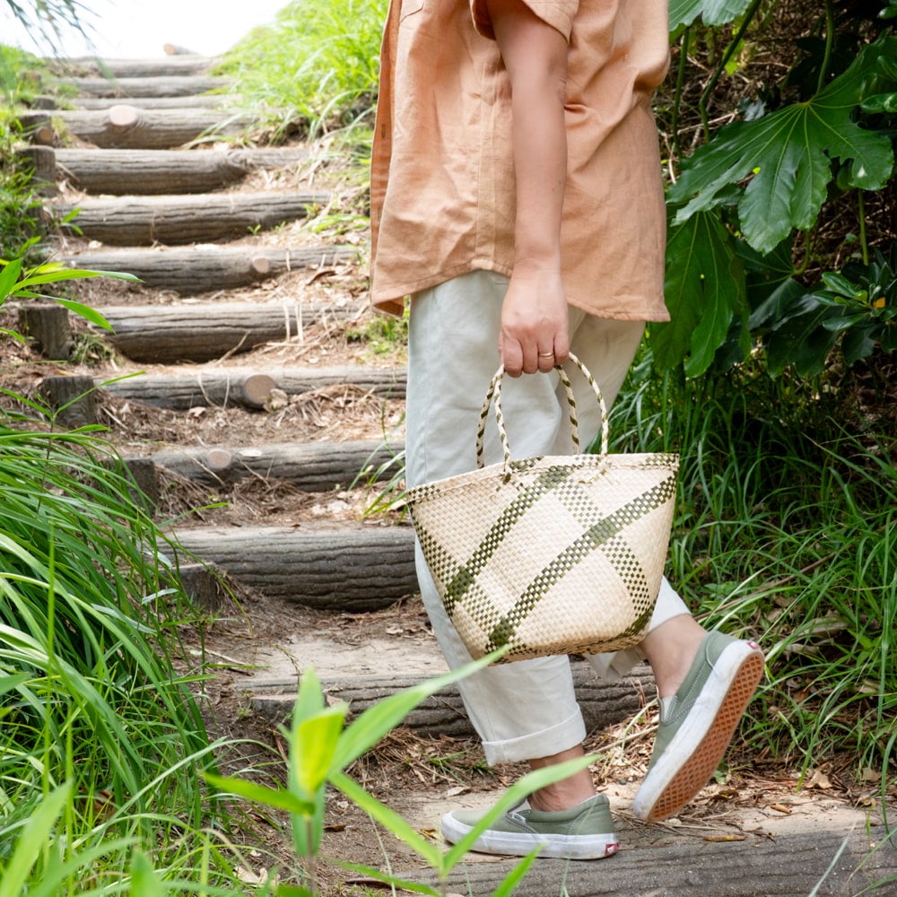 天然素材が優しい パンダンリーフのミニバッグカラフル2枚目の説明写真です