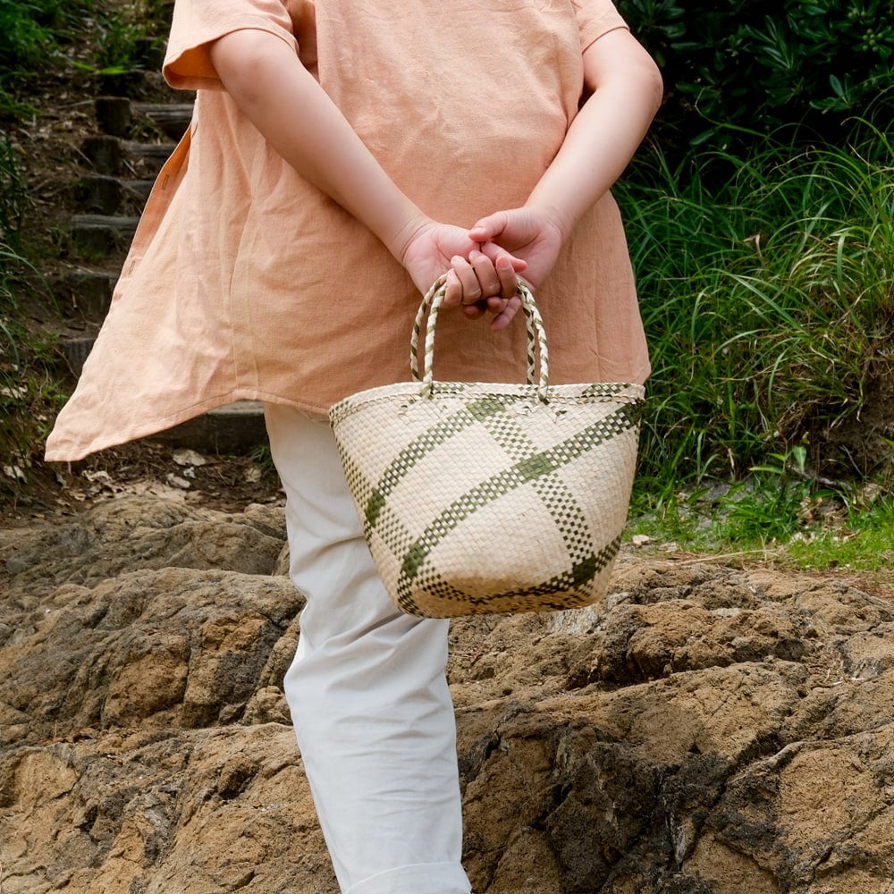 天然素材が優しい パンダンリーフのミニバッグカラフル3枚目の説明写真です