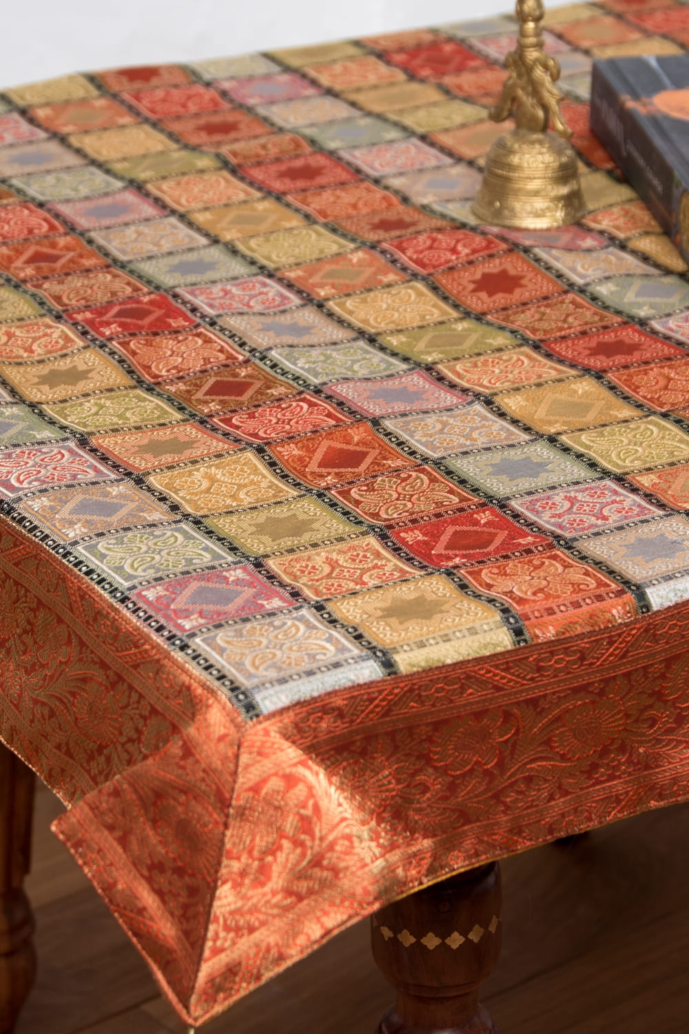 〔約105cm×105cm〕インドの金糸入りテーブルカバー -オレンジ×マルチカラー1枚目の説明写真です