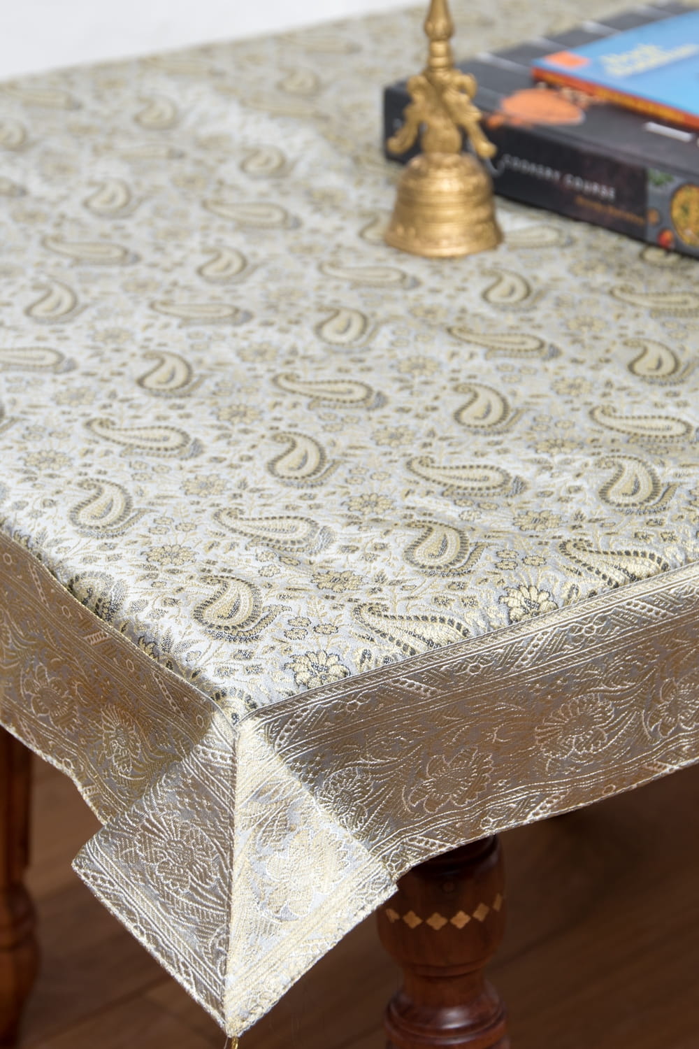 〔約105cm×105cm〕インドの金糸入りテーブルカバー -ペイズリー×グレー1枚目の説明写真です