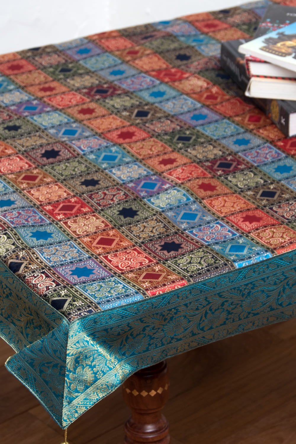 〔約105cm×105cm〕インドの金糸入りテーブルカバー -ブルー×マルチカラー1枚目の説明写真です