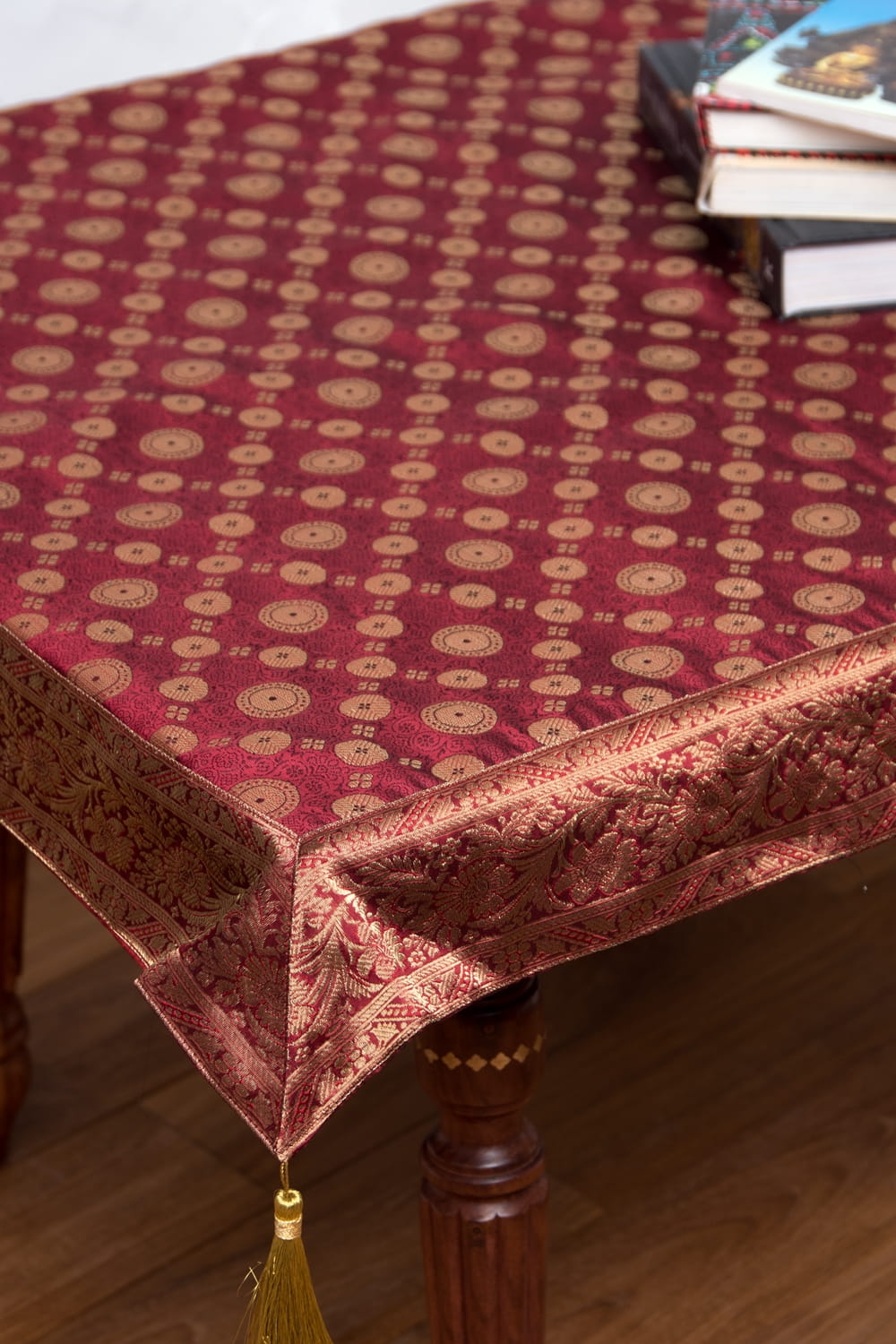 〔約105cm×105cm〕インドの金糸入りテーブルカバー -レッド×サークル1枚目の説明写真です