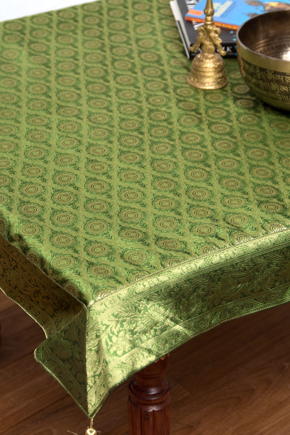 〔約105cm×105cm〕インドの金糸入りテーブルカバー -グリーン×サークル1枚目の説明写真です