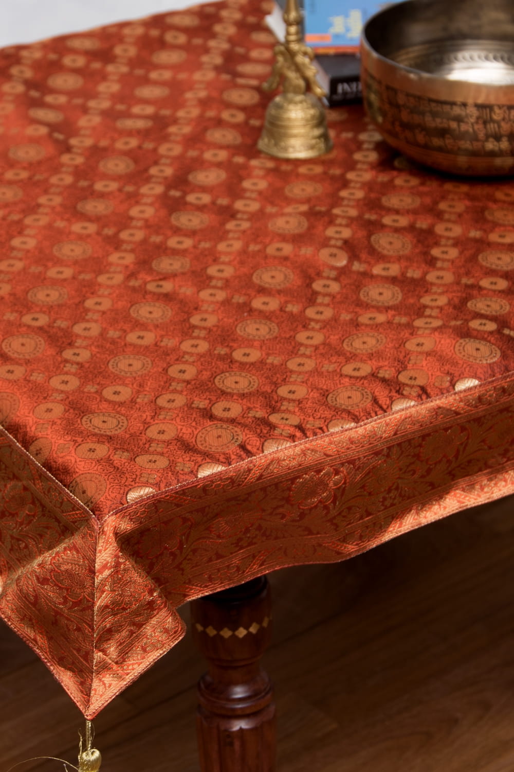 〔約105cm×105cm〕インドの金糸入りテーブルカバー -オレンジ×サークル1枚目の説明写真です