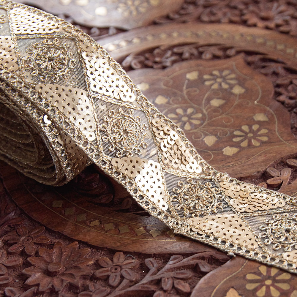 チロリアンテープ　メーター売 - 金糸が美しい　更紗模様のゴータ刺繍〔幅:約4.5cm〕 - シャンパン1枚目の説明写真です