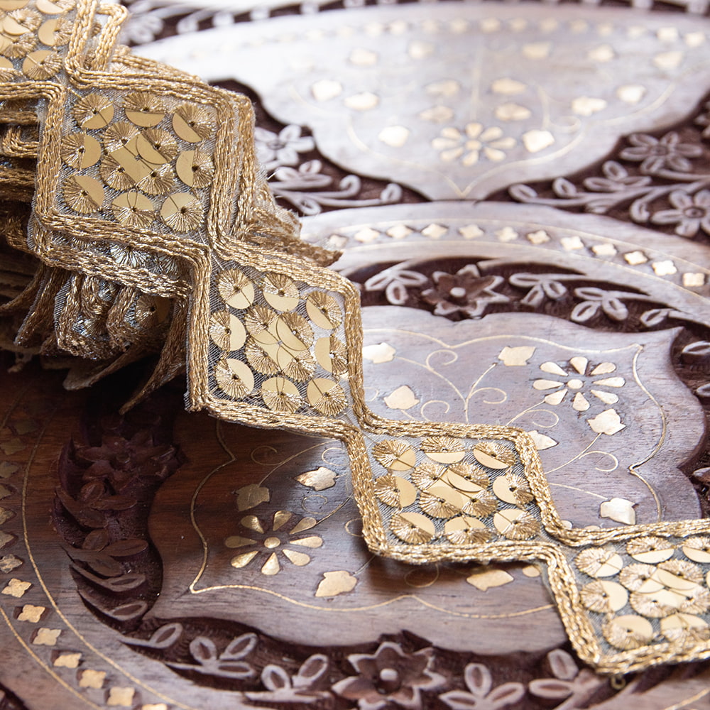 【各色あり】 チロリアンテープ　メーター売 - 金糸が美しい　更紗模様のゴータ刺繍〔幅:約5cm〕 - ダイヤ1枚目の説明写真です