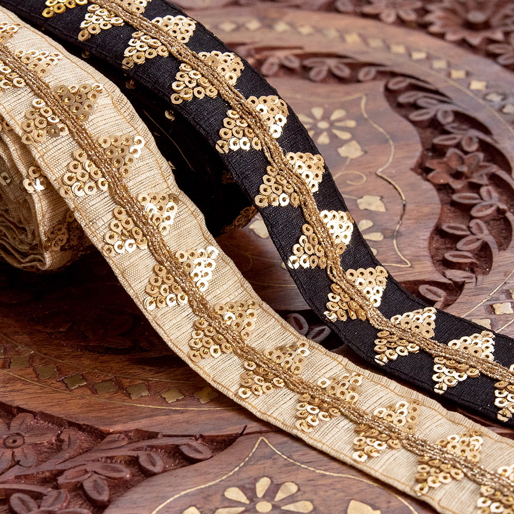 チロリアンテープ　メーター売 - 金糸が美しい　更紗模様のゴータ刺繍〔幅:約2.8cm〕 - アンベール1枚目の説明写真です