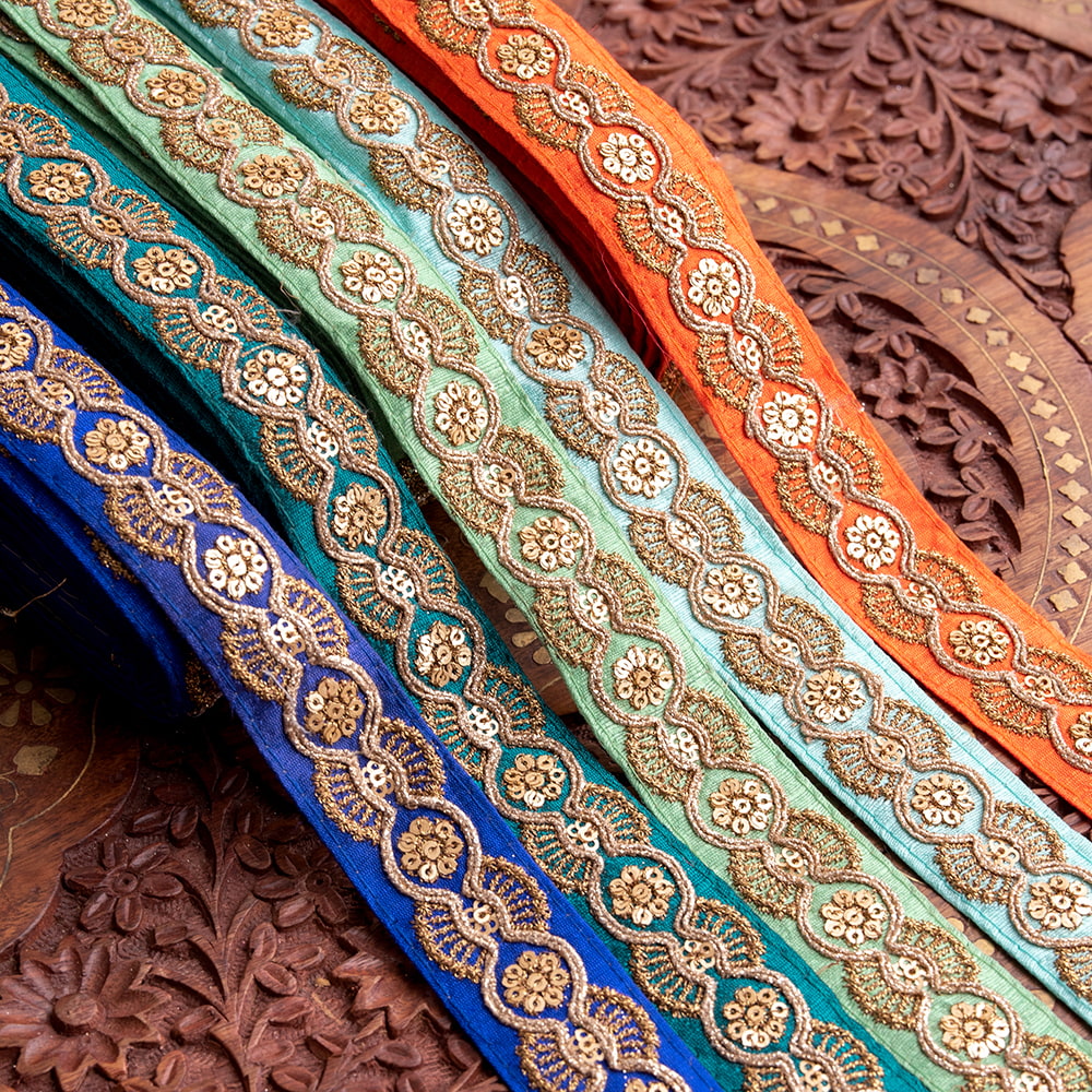 チロリアンテープ　メーター売 - 金糸が美しい　更紗模様のゴータ刺繍〔幅:約2.8cm〕 - ジャイマンディル1枚目の説明写真です