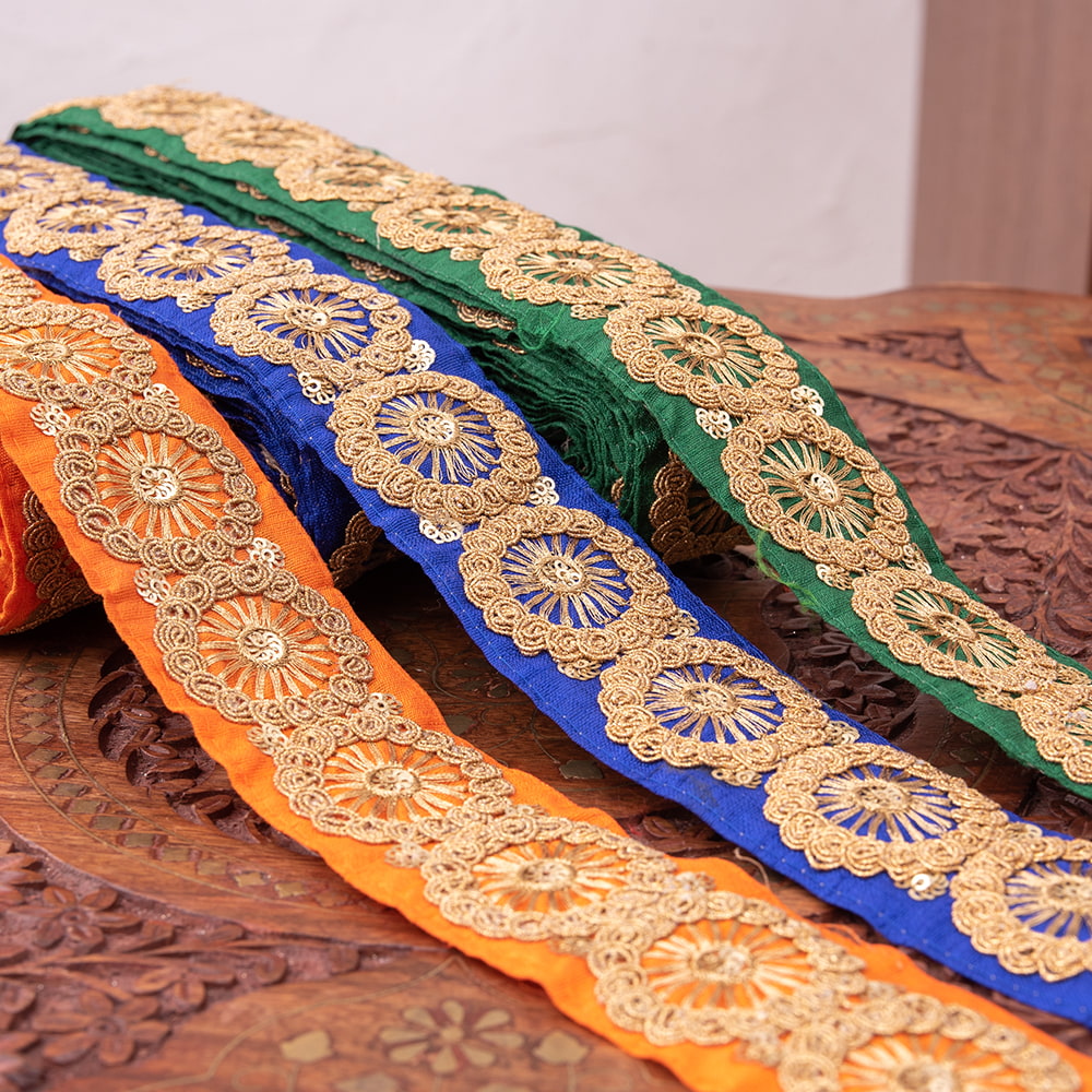 チロリアンテープ　メーター売 - 金糸が美しい　更紗模様のゴータ刺繍〔幅:約4.8cm〕 - コナーラク1枚目の説明写真です