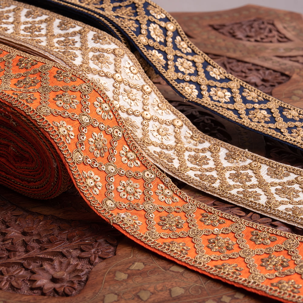 【全7色】 チロリアンテープ　メーター売 - 金糸が美しい　更紗模様のゴータ刺繍〔幅:約5.8cm〕 - ハンデラバード1枚目の説明写真です