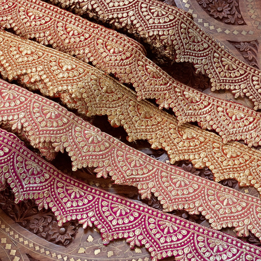 チロリアンテープ　メーター売 - 金糸が美しい　更紗模様のゴータ刺繍  〔幅:約6.5cm〕 メヘンディ 暖色1枚目の説明写真です