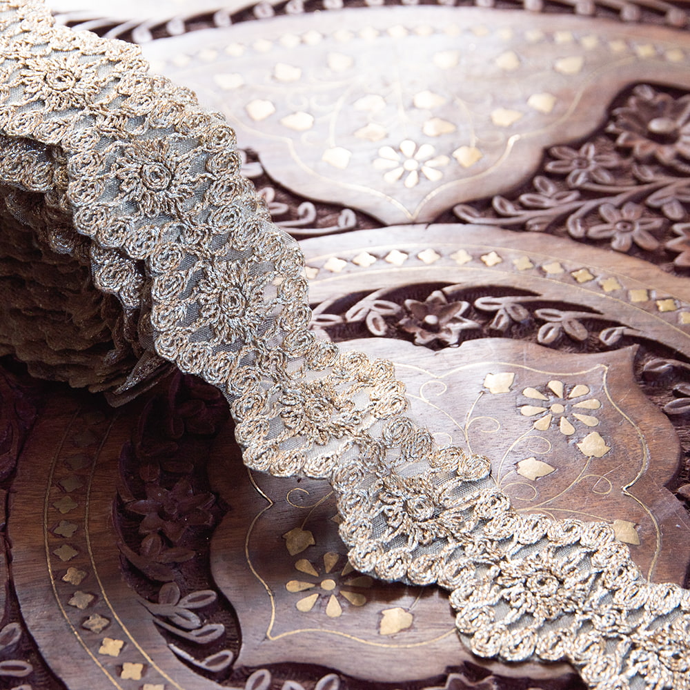 約9m チロリアンテープ ロール売 - 金糸が美しい　更紗模様のゴータ刺繍〔幅:約5.5cm〕 - ヘキサゴン1枚目の説明写真です
