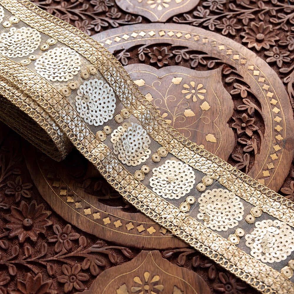 チロリアンテープ　メーター売 - 金糸が美しい　更紗模様のゴータ刺繍〔幅:約6.5cm〕 - マハル1枚目の説明写真です