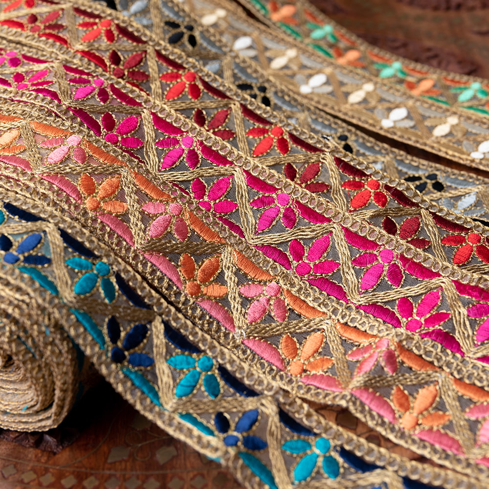 チロリアンテープ　メーター売 - 金糸が美しい　更紗模様のゴータ刺繍  〔幅:約4cm〕 - みつ葉1枚目の説明写真です