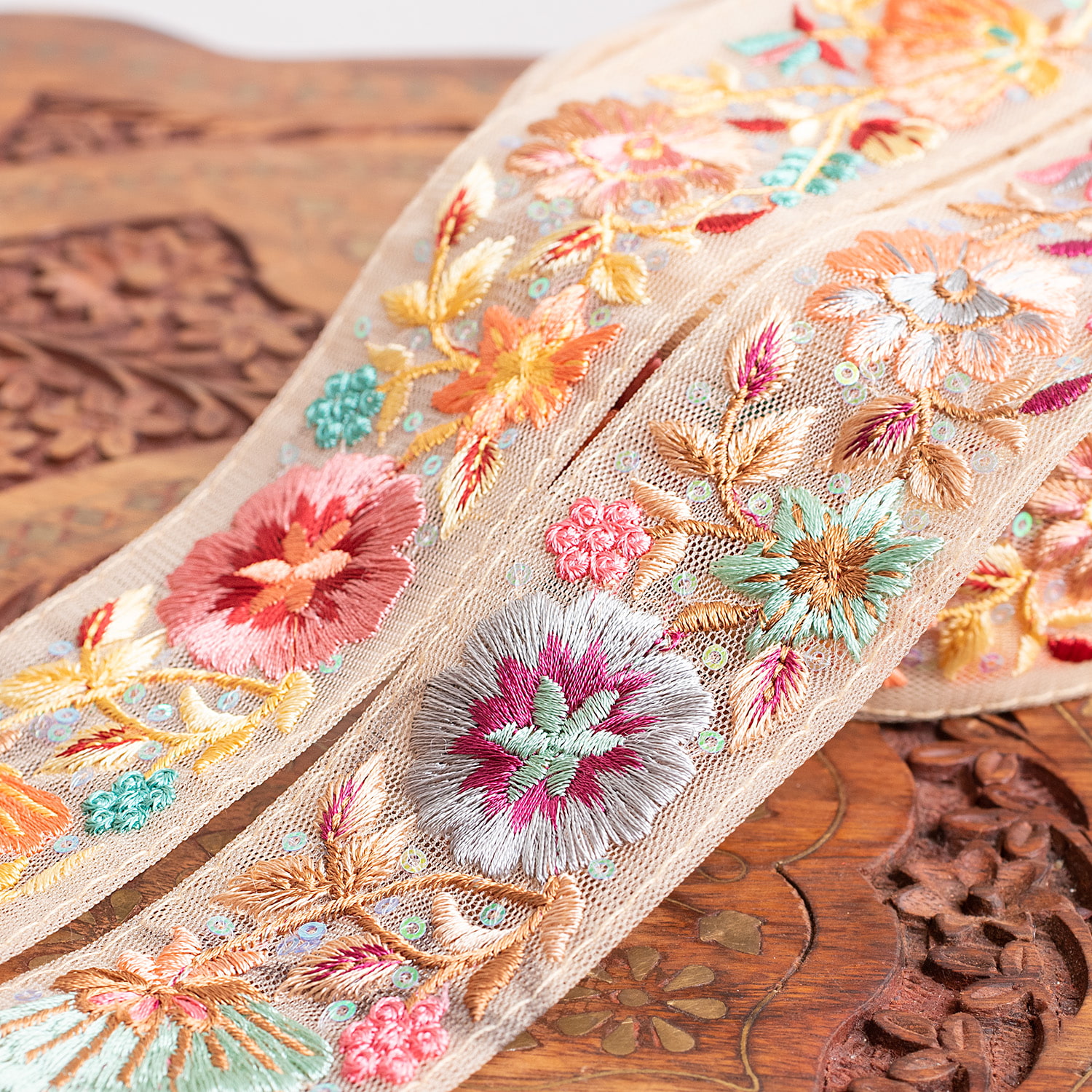 【全2色】チロリアンテープ メーター売 - 金糸が美しい 更紗模様のゴーダ刺繍〔幅:約5cm〕 - くすみパステルの深海花1枚目の説明写真です