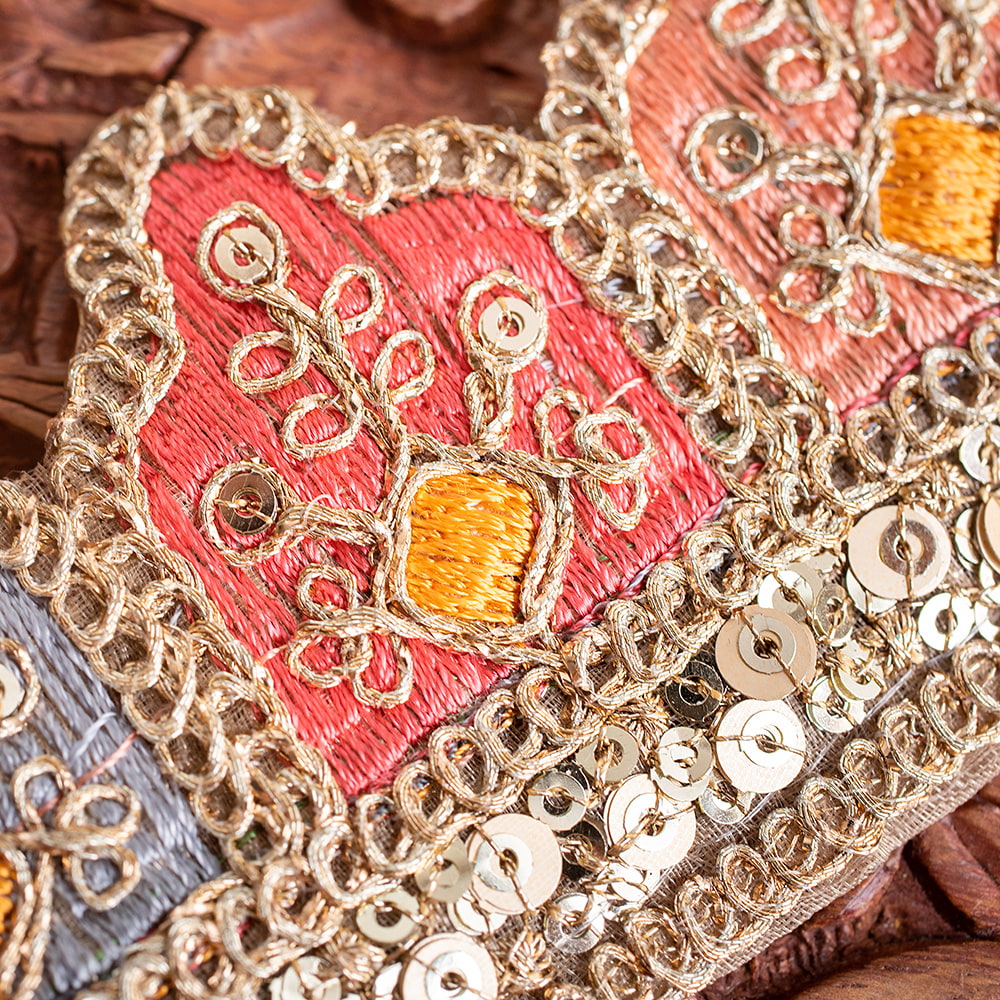 チロリアンテープ　メーター売 - 金糸が美しい　　更紗模様のゴーダ刺繍〔幅:約5.5cm〕 -お城の壁1枚目の説明写真です
