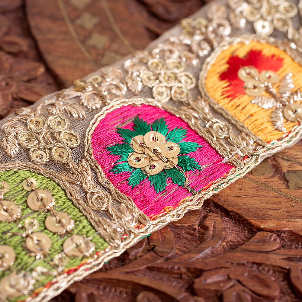 チロリアンテープ　メーター売 - 金糸が美しい　　更紗模様のゴーダ刺繍〔幅:約4.2cm〕 - 壁画の中の南国植物1枚目の説明写真です