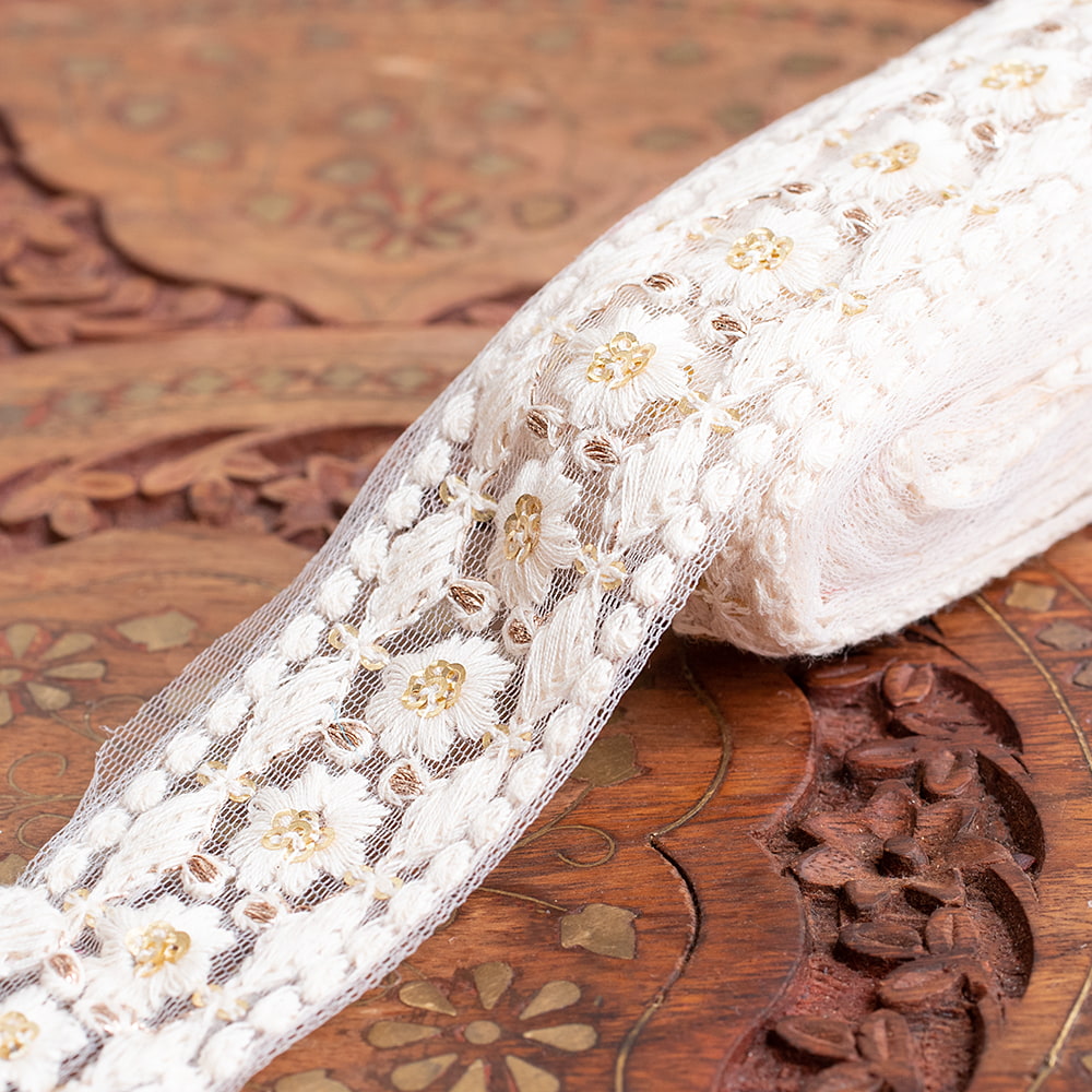 チロリアンテープ　メーター売 - 柔らかなコットンに金糸が美しい　　スパンコールとゴーダ刺繍〔幅:約.3.8cm〕 - お花とダイヤ1枚目の説明写真です