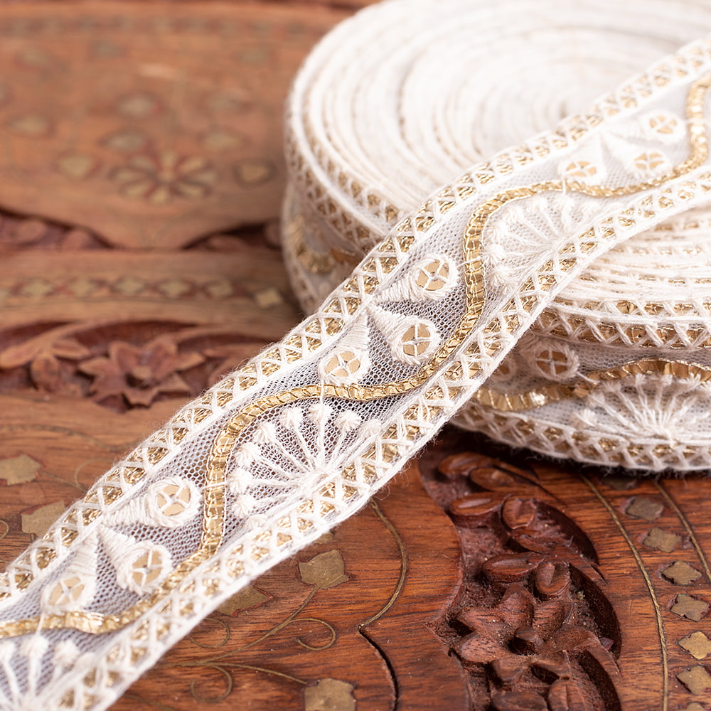 チロリアンテープ　メーター売 - 柔らかなコットンに金糸が美しい　　スパンコールとゴーダ刺繍〔幅:約3cm〕 - サンライズ1枚目の説明写真です
