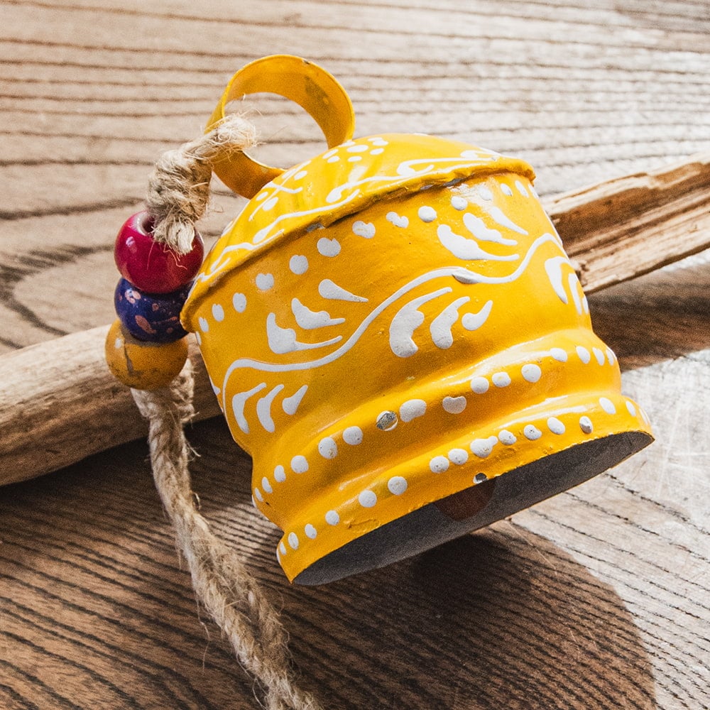 ジュート紐とハンドペイントの 手作りベル インドの素朴な味わい 縦：約8cm 横：約6.5cm  鐘形 黄1枚目の説明写真です