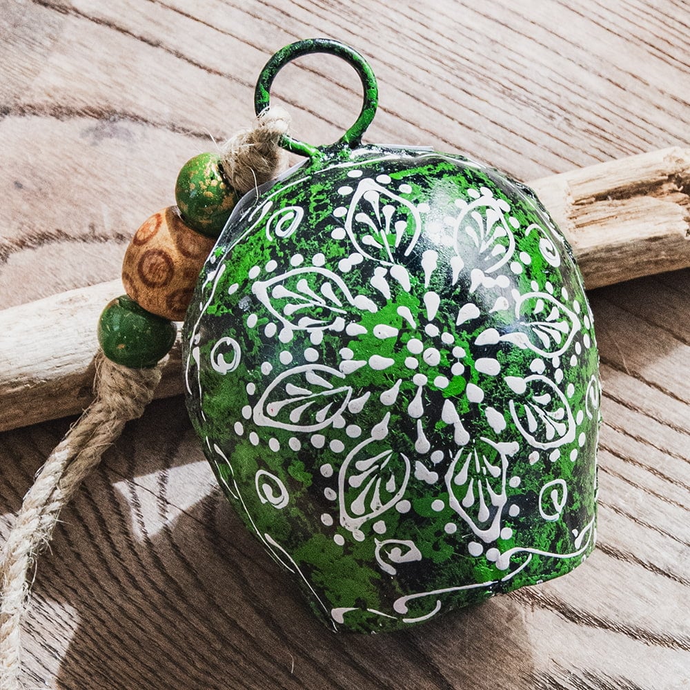 ジュート紐とハンドペイントの 手作りベル インドの素朴な味わい 縦：約10cm 横：約7cm   ふくら形 緑1枚目の説明写真です