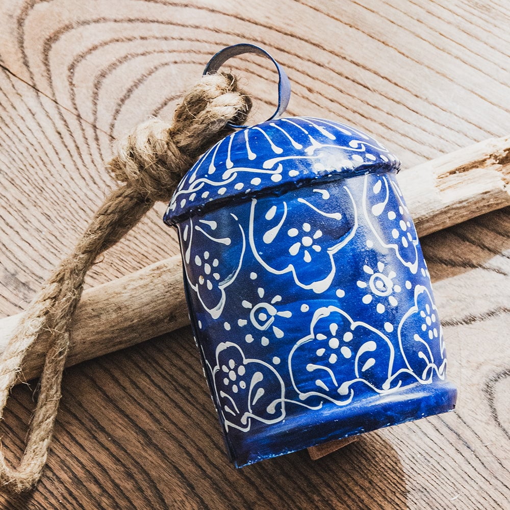 ジュート紐とハンドペイントの 手作りベル インドの素朴な味わい 縦：約12cm 横：約7cm   鐘形 ブルー1枚目の説明写真です