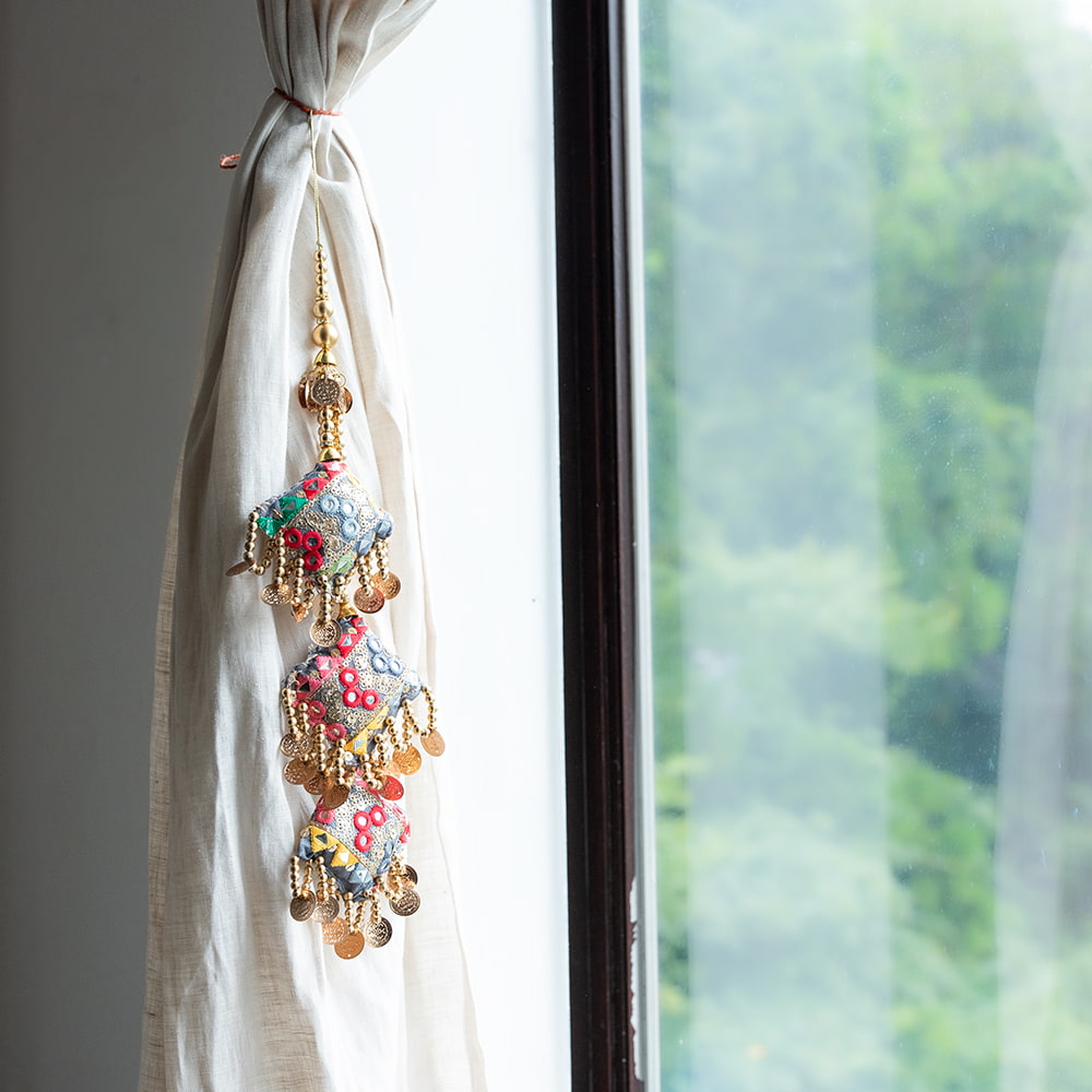 インドのきらめくタッセル カラフル3連5枚目の説明写真です