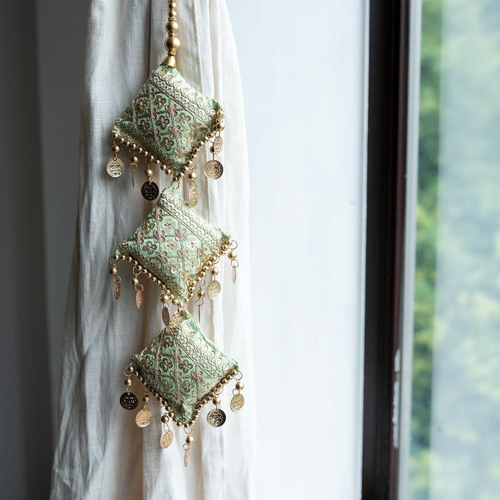 インドのきらめくタッセル フラワー3連5枚目の説明写真です