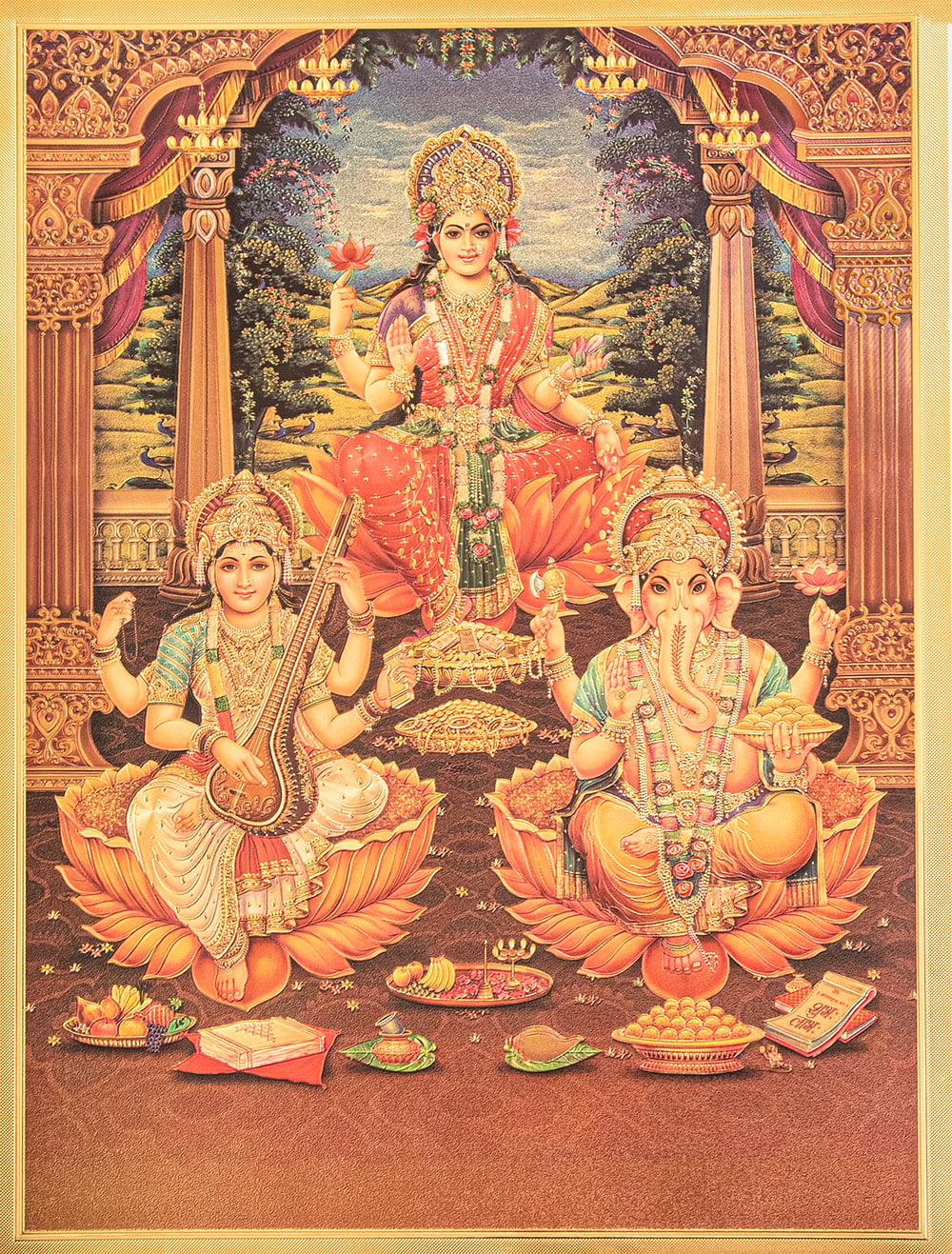 〔約40cm×約30cm〕インドのヒンドゥー神様ゴールドポスター - ラクシュミー・サラスヴァティ・ガネーシャ1枚目の説明写真です
