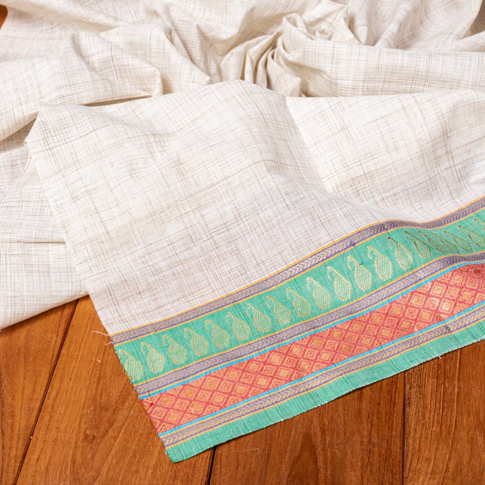 〔1m単位切り売り〕南インドのハーフボーダーコットンクロス〔幅約109cm〕 - 青緑・赤系刺繍2枚目の説明写真です