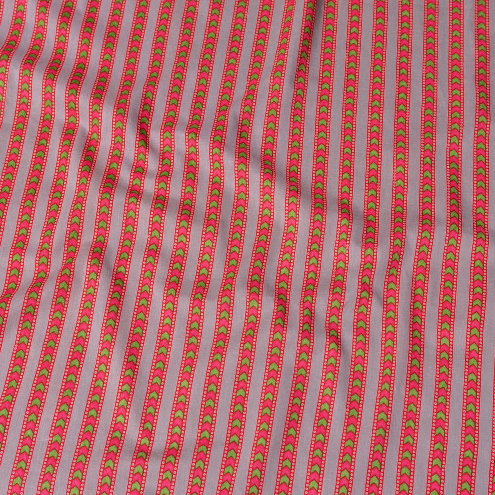 〔1m切り売り〕南インドのアローストライプ布〔幅約105cm〕 - グレー×ピンク系1枚目の説明写真です