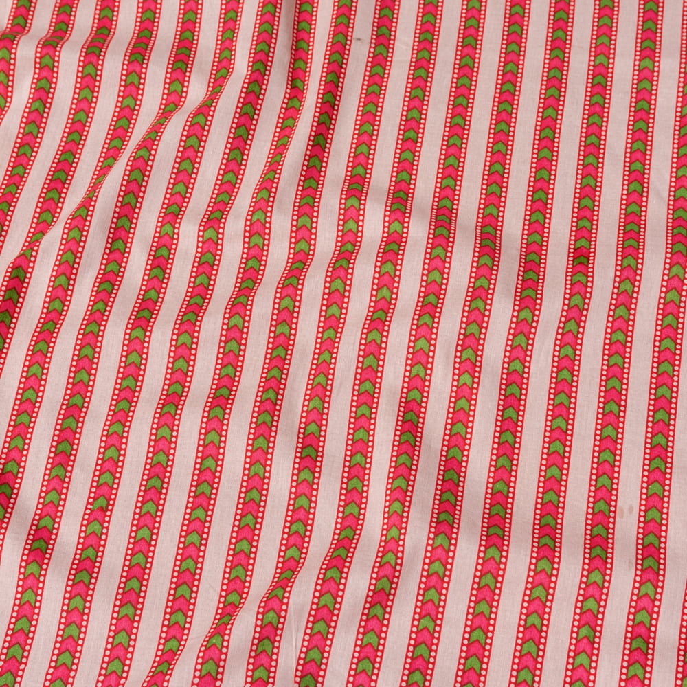〔1m切り売り〕南インドのアローストライプ布〔幅約104.5cm〕 - ホワイト×ピンク系1枚目の説明写真です