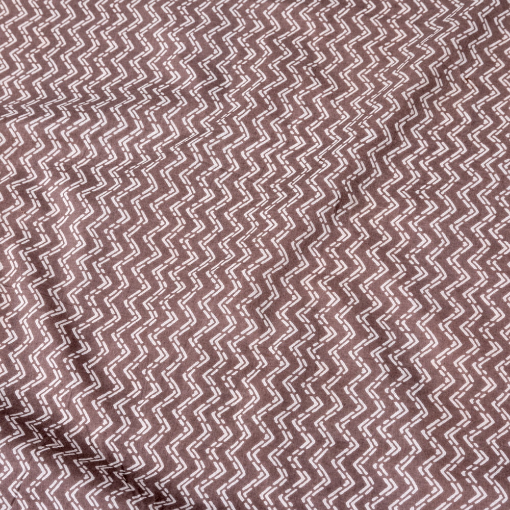 〔1m切り売り〕南インドのジグザグ模様　シェブロン・ストライプ布〔幅約106cm〕 - グレー×ホワイト系1枚目の説明写真です