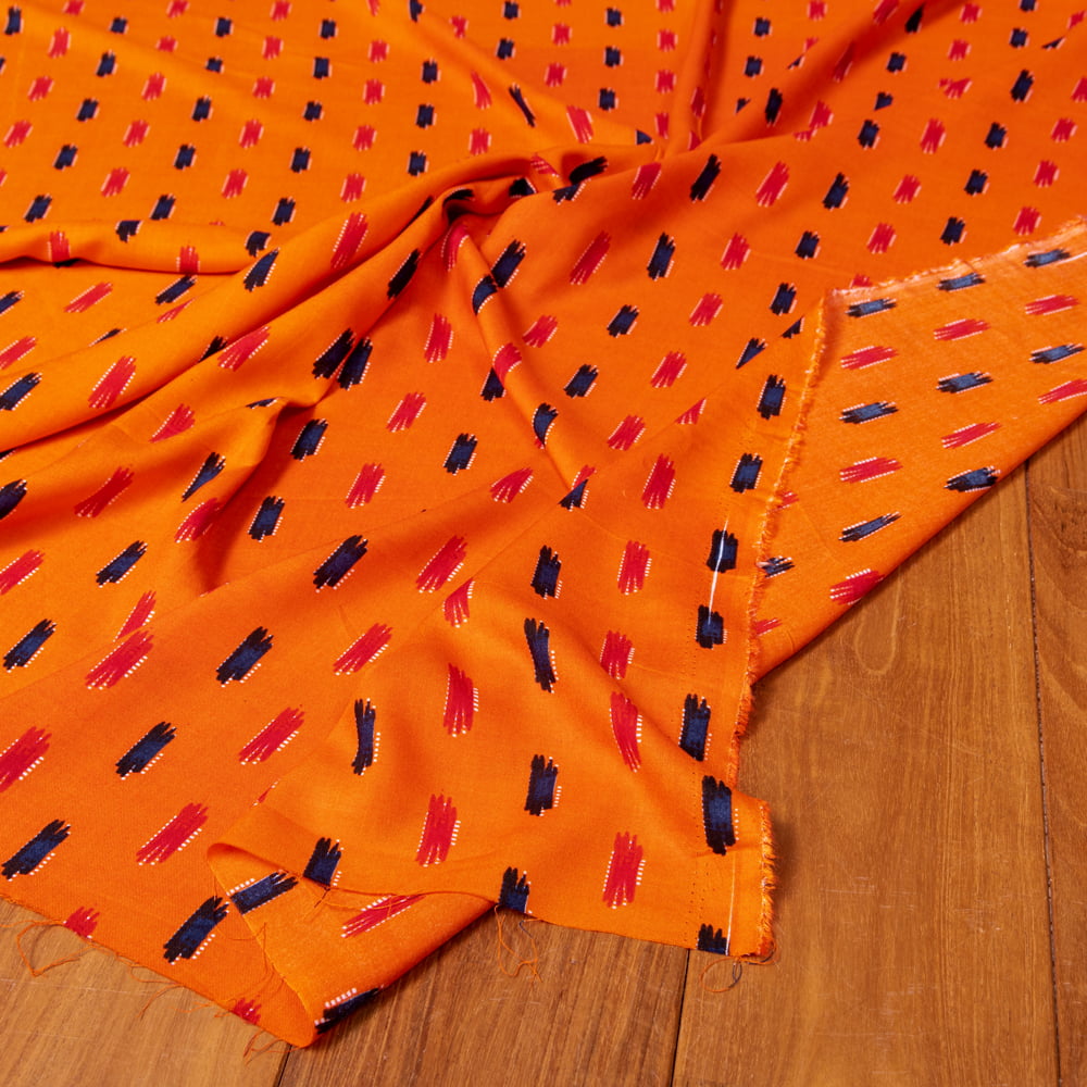 〔1m切り売り〕南インドの絣織り風パターン布〔幅約109.5cm〕 - オレンジ系1枚目の説明写真です