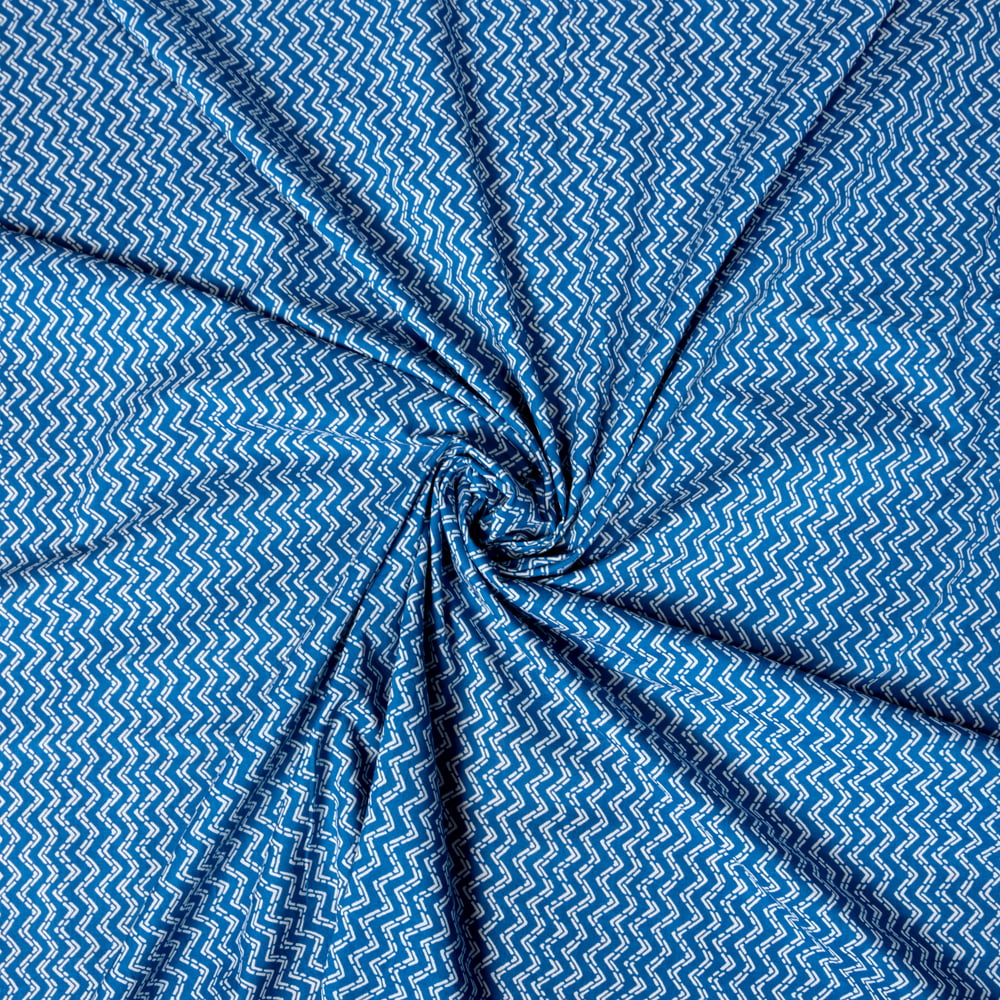 〔1m切り売り〕南インドのジグザグ模様　シェブロン・ストライプ布〔約106cm〕 - ブルー1枚目の説明写真です