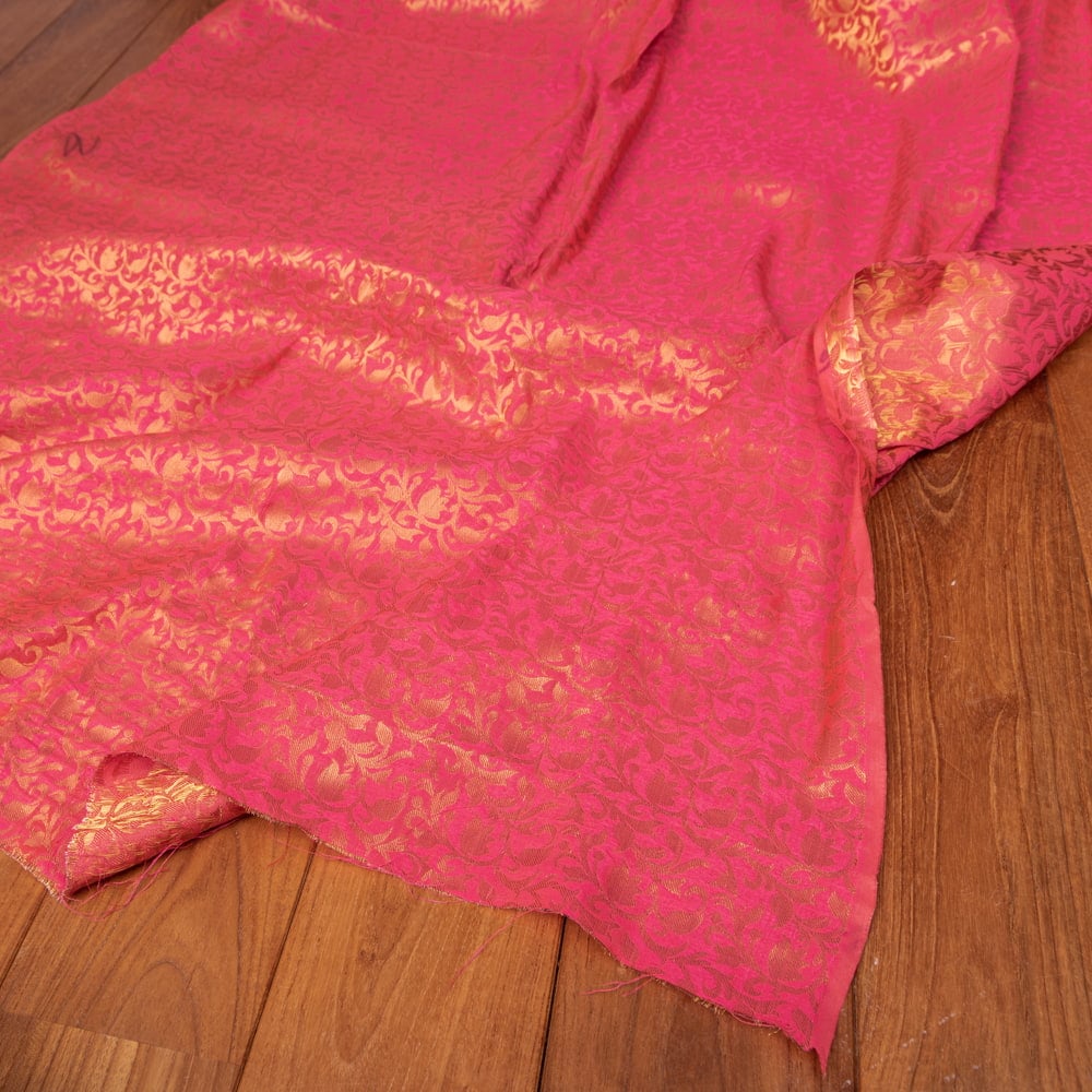 〔1m切り売り〕〔各色あり〕インドの伝統模様布　光沢感のある更紗模様〔幅約108.5cm〕1枚目の説明写真です