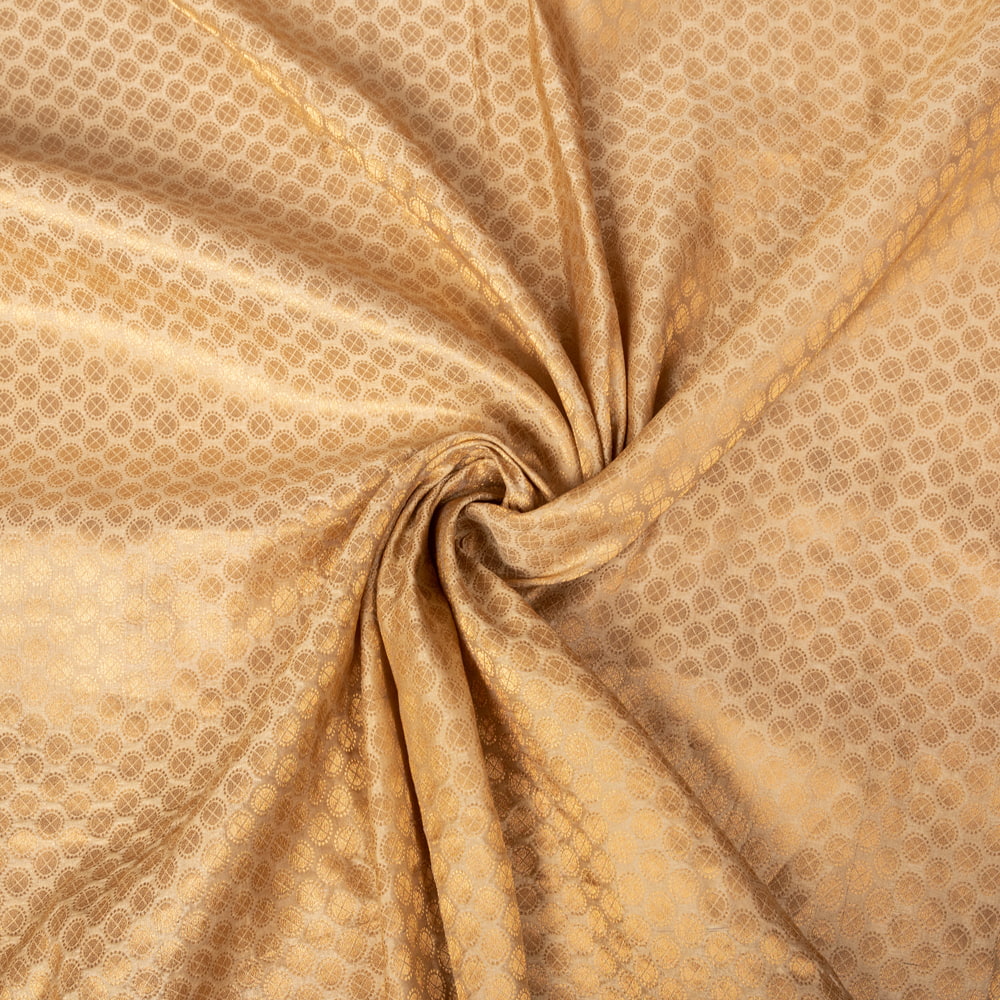 〔1m切り売り〕インドの伝統模様布　光沢感のあるゴールド系生地〔幅約110cm〕1枚目の説明写真です