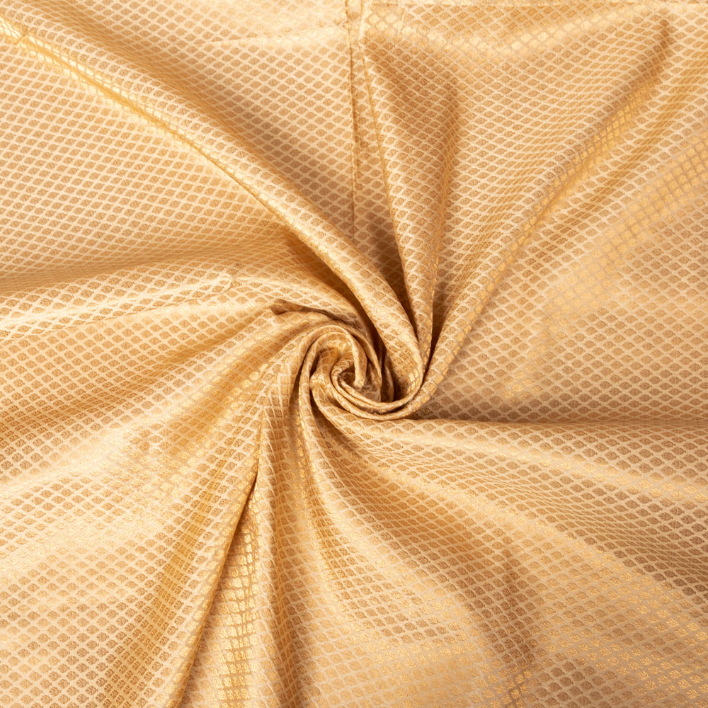 〔1m切り売り〕インドの伝統模様布　光沢感のあるゴールド系生地〔幅約110.5cm〕1枚目の説明写真です