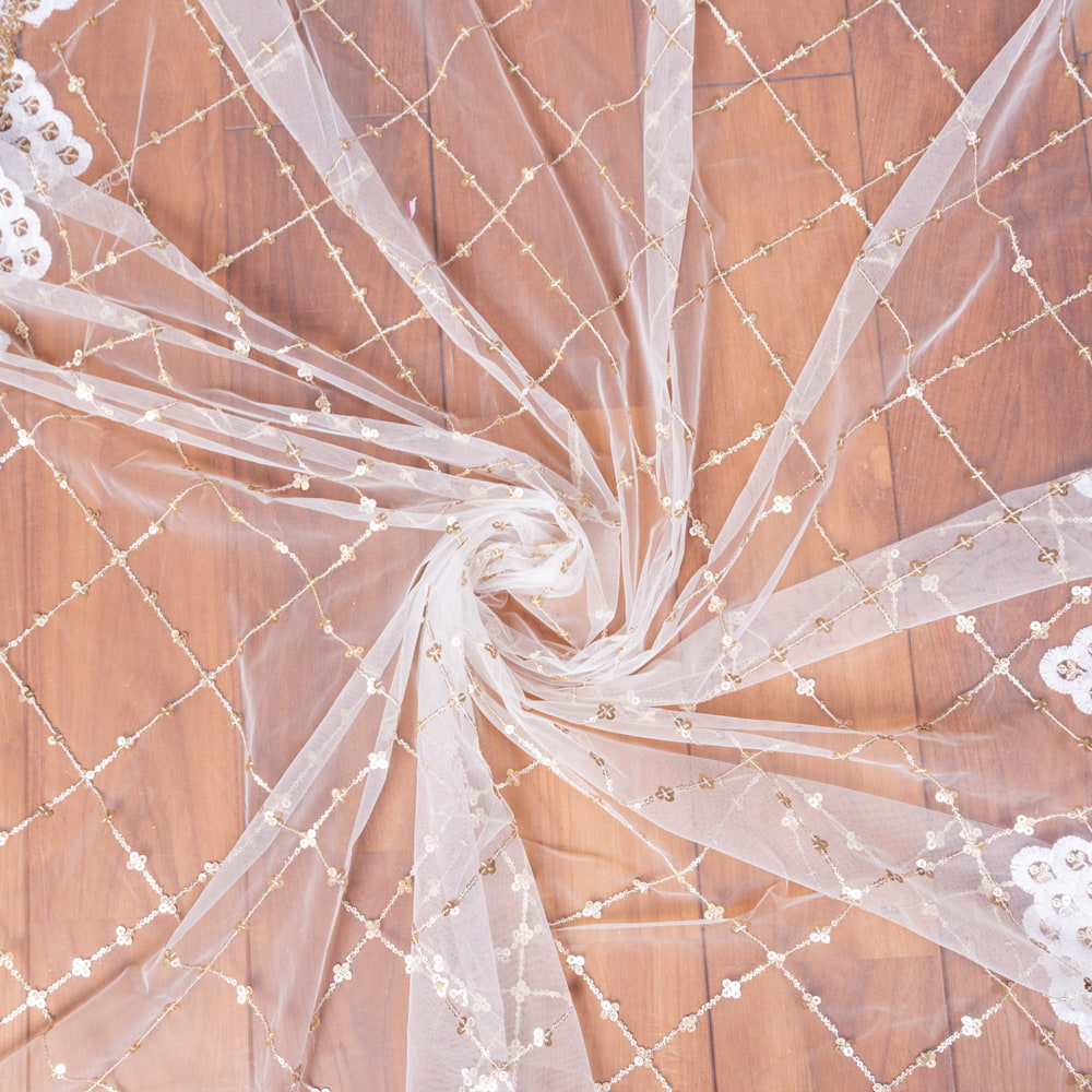 〔1m切り売り〕スパンコール装飾のホワイト系メッシュ　シースルー生地布　格子模様〔幅約104.5cm〕1枚目の説明写真です