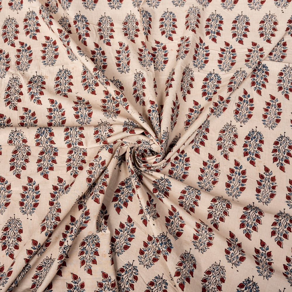 〔1m切り売り〕アジュラックプール村からやってきた　昔ながらの木版染め更紗模様布〔幅約111cm〕 - ベージュナチュラル系1枚目の説明写真です