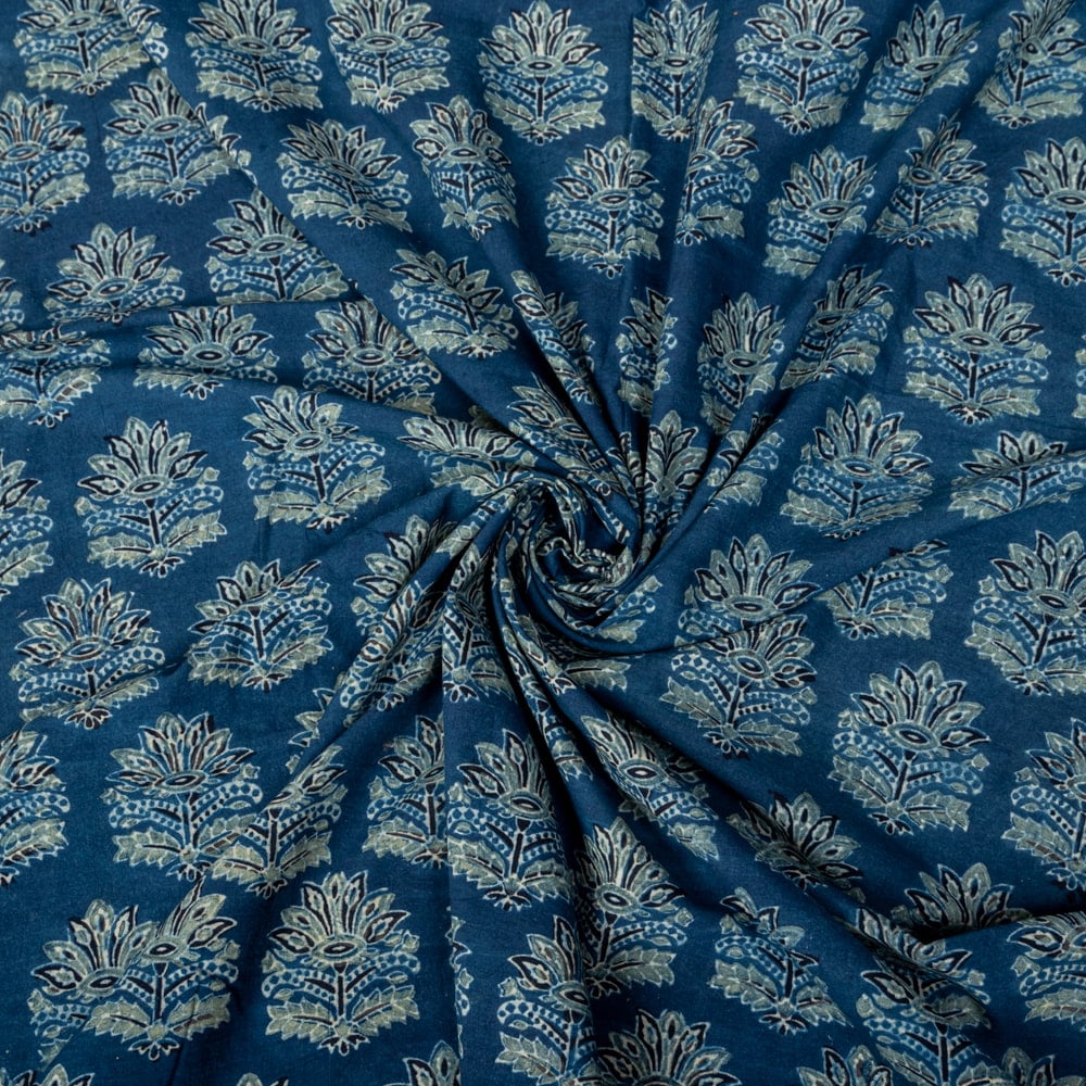 〔1m切り売り〕アジュラックプール村からやってきた　昔ながらのインディゴ木版染め更紗模様布〔幅約110cm〕 - ネイビー系1枚目の説明写真です