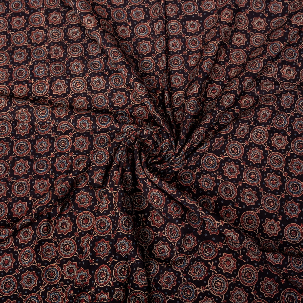 〔1m切り売り〕アジュラックプール村からやってきた　昔ながらの木版染めアジュラックデザインの伝統模様布〔幅約112cm〕 - ブラック系1枚目の説明写真です